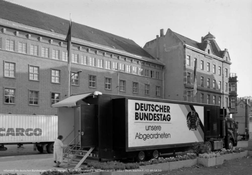 Infomobil des deutschen Bundestages in Berlin-Köpenick 1991
